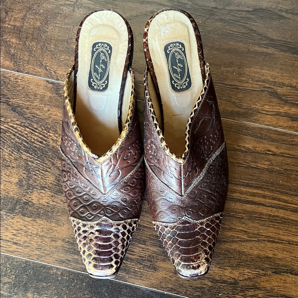 Textured Brown Leather Pointed-Toe Mule - Slip-On Women’s Clog